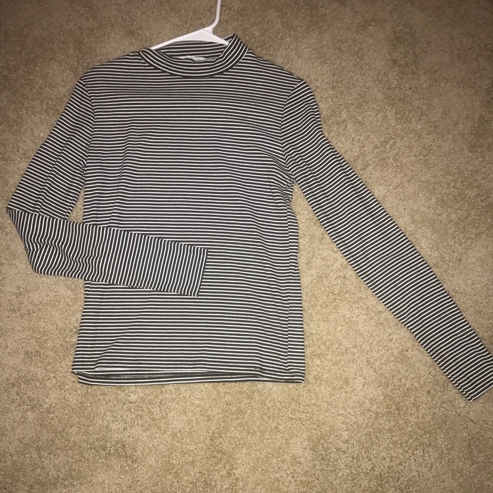 BLACK AND WHITE LONG SLEEVED SHIRT